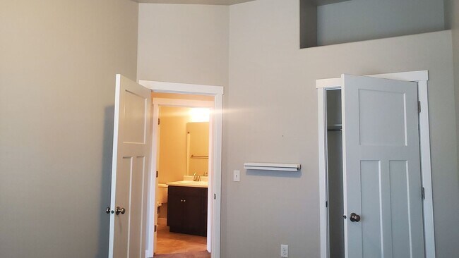 Building Photo - 3 Bed 2.5 Bath Townhome in Bluffdale