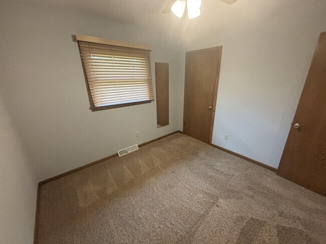 Building Photo - S90W22665 Loretto Ln