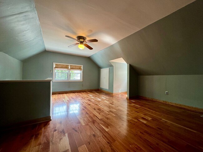 Building Photo - Quaint Cottage steps Away From VT Campus