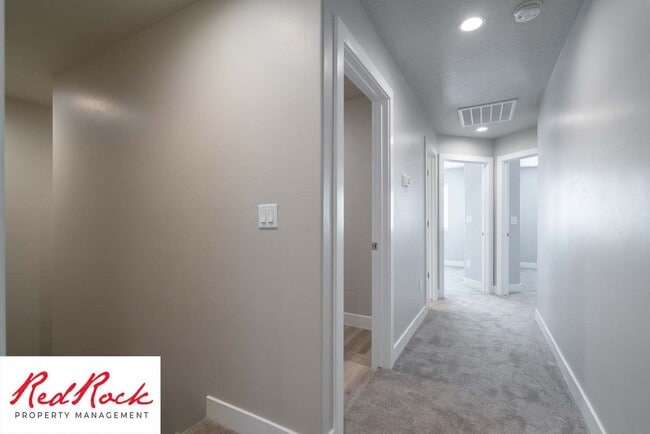 Building Photo - Modern 4-Bed Townhome in Hurricane Heights