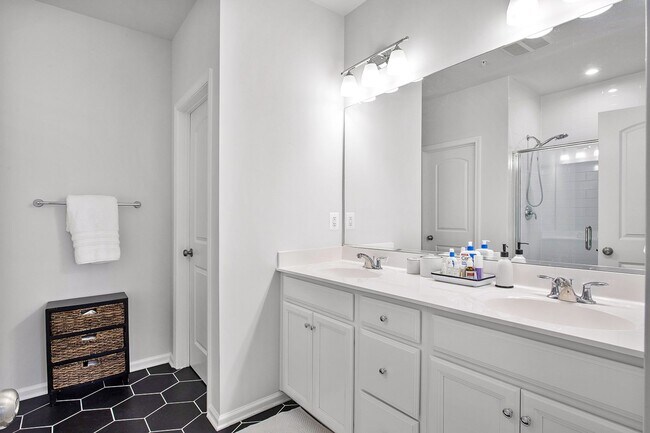 Building Photo - Modern 3-bedroom, 2.5-bath Townhouse!