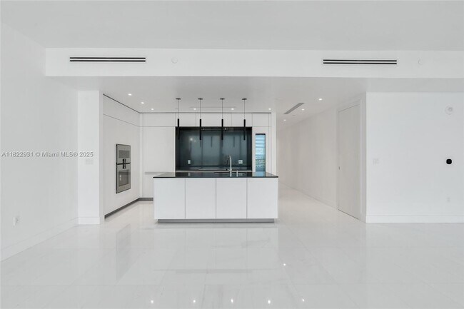 Building Photo - 300 Biscayne Blvd Way