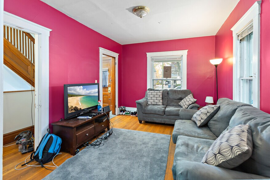 Living room - 1209 E University Ave