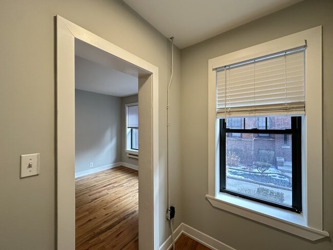 Building Photo - 4422 N Wolcott Ave