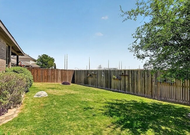 Building Photo - Comfy 3 Bed/2 Bath Midland Home with all appliances, backyard, attached garage, 6 min to grocery ...