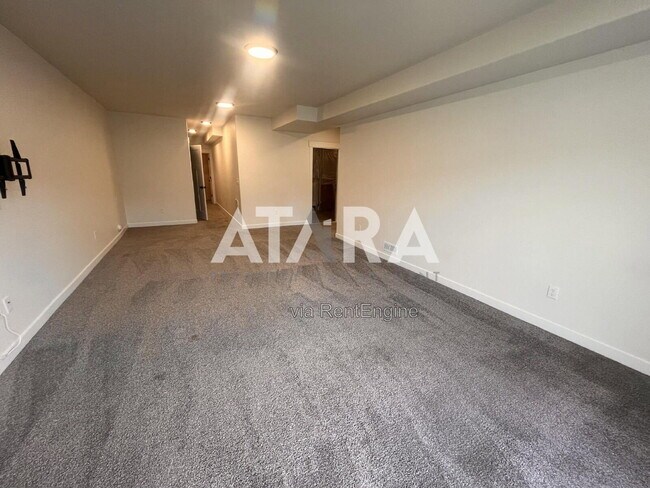 Building Photo - 4223 E Ctr Pt St