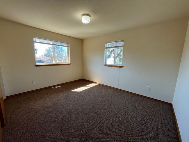 Building Photo - 3 bed, 2 bath Home in Lettered Streets wit...