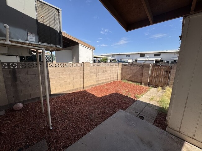 Building Photo - Holiday Gardens Townhome