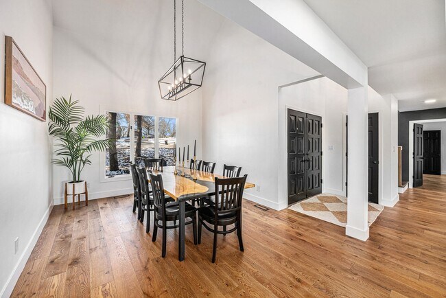 Building Photo - Renovated Lakefront 5 Bedroom Home with 2 Garages!