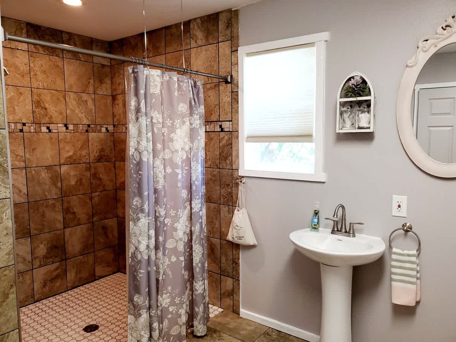 Building Photo - 6820 1/2 North Montana Avenue-SI ID1492821P