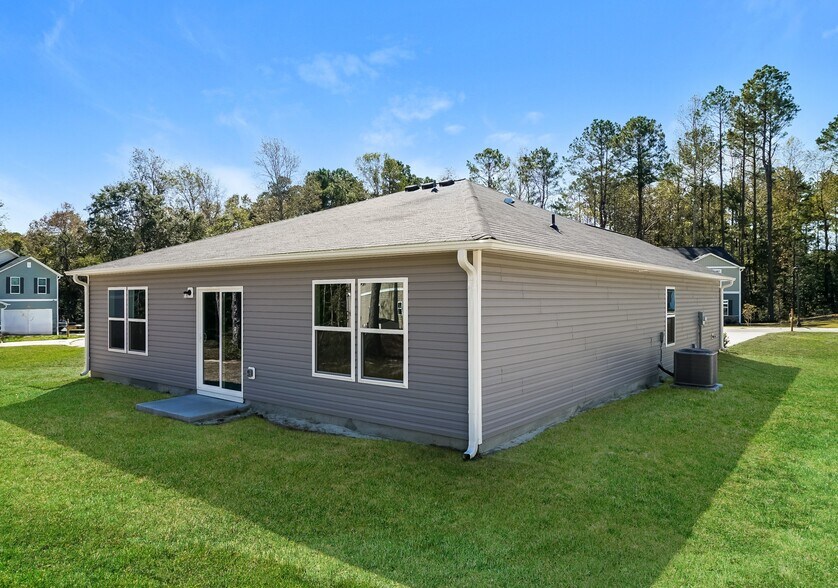 Building Photo - 676 Savanac St SE