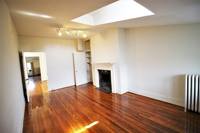 Building Photo - 22 E Mt Vernon Pl