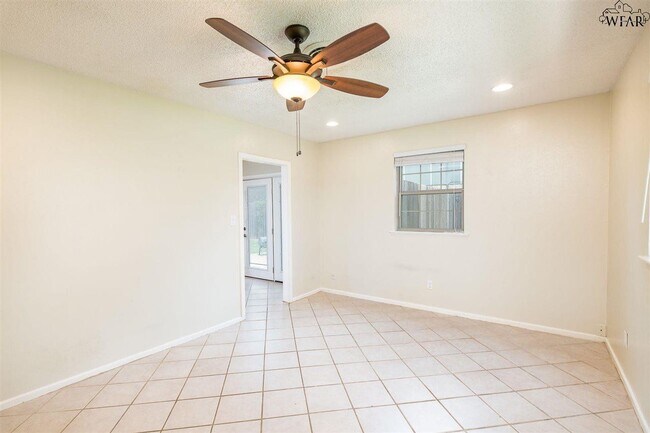 Building Photo - 10 Jo Ann Cir