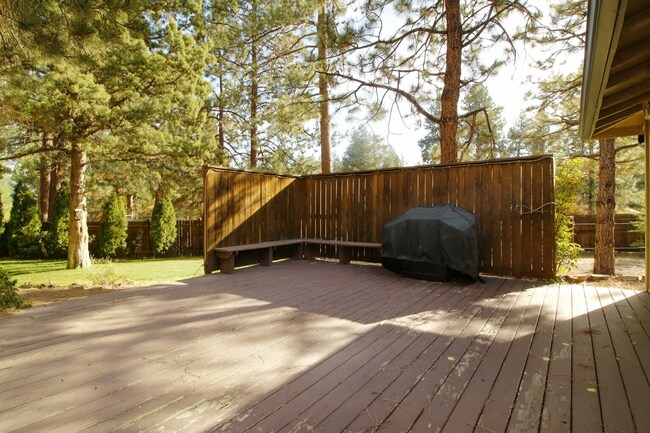 Building Photo - Spacious SW Bend Home on Nearly Half an Ac...