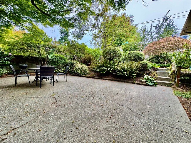 Building Photo - Large Mid-Century Home in Magnolia!