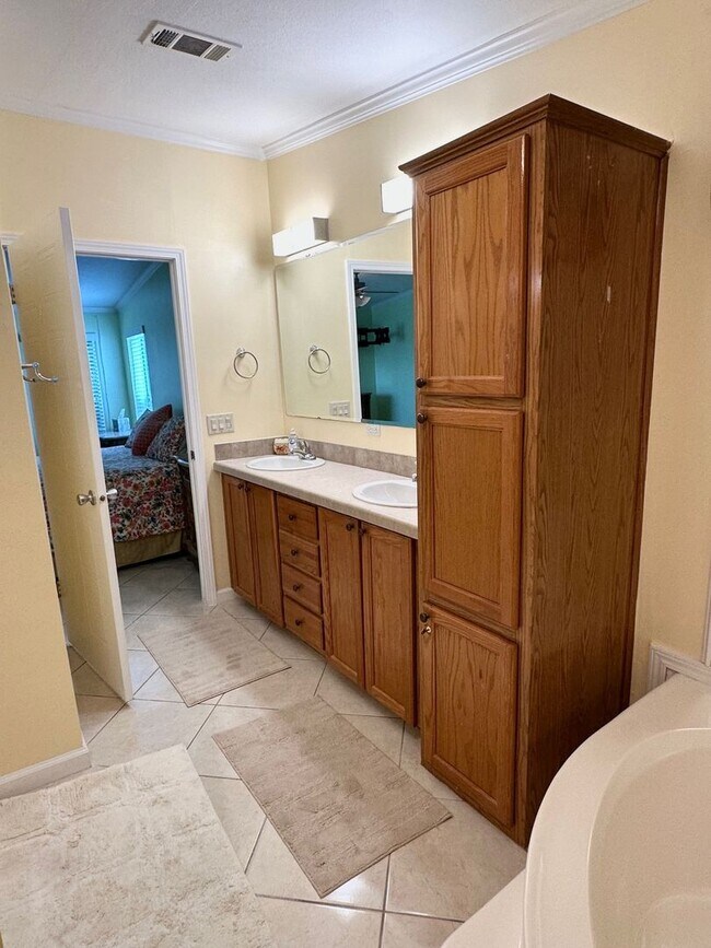 Building Photo - Spacious Naples Retreat – 3BR Single-Famil...