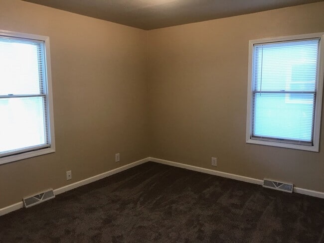 Building Photo - Gorgeous centrally located 2 bedroom, 1 bath with garage!