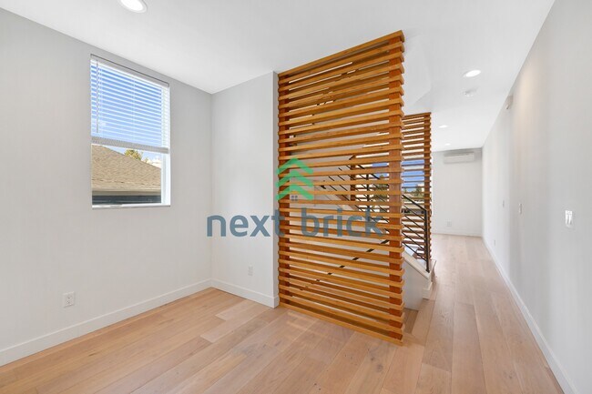 Building Photo - "Charming 2-Bed, 2-Bath Townhouse Retreat in Seattle – 1380 Sq Ft of Modern Comfort!"