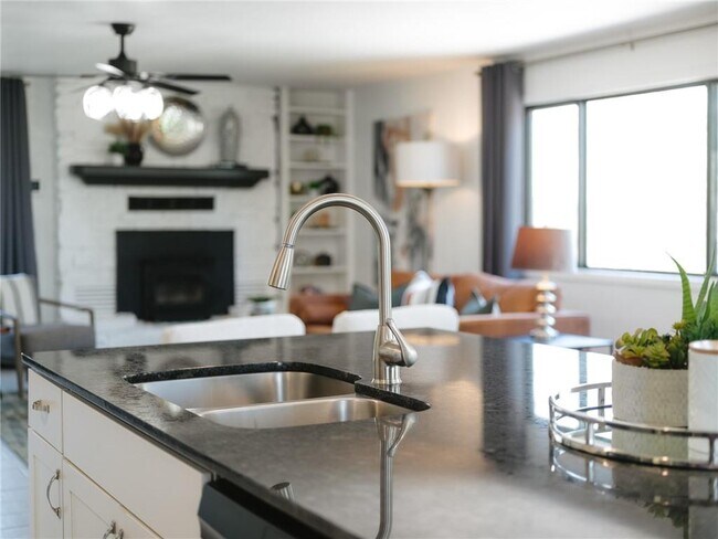 Building Photo - 2 Southport Ln