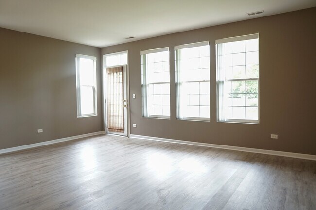 Building Photo - 1574 Millbrook Dr