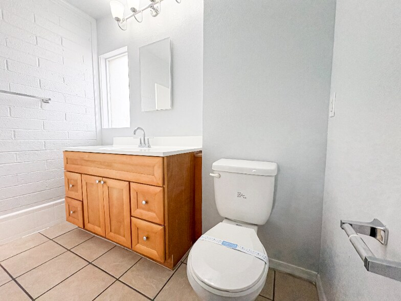 Building Photo - 6802 N 17th Ave