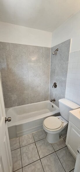 Building Photo - 2211 Lincoln St