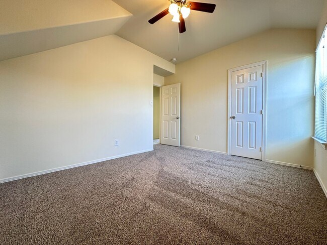 Building Photo - 2211 Highland Crossing Dr