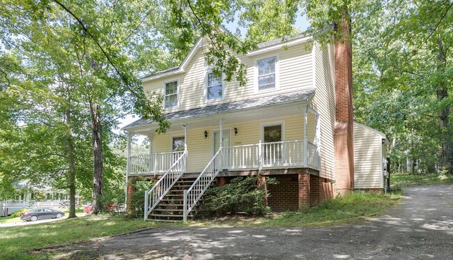 Building Photo - Charming 3 bedroom House with a Huge Yard ...