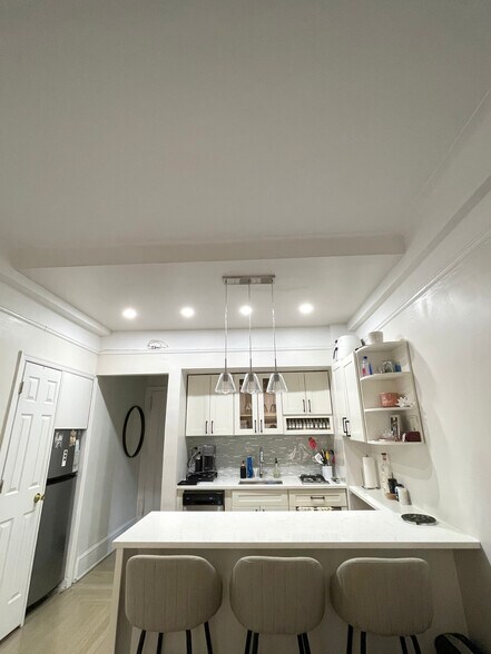 Primary Photo - 50 W 106th St