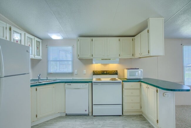 Building Photo - Ocean View 2BR/2BA Home – Updated Bath, St...