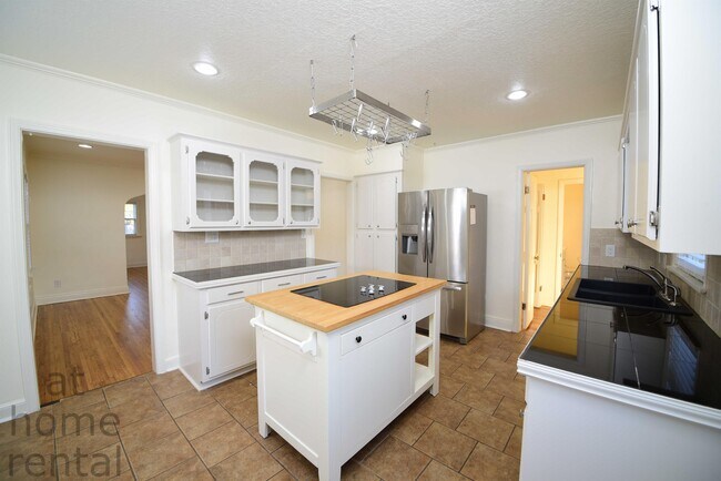 Building Photo - 1740 S Yorktown Ave