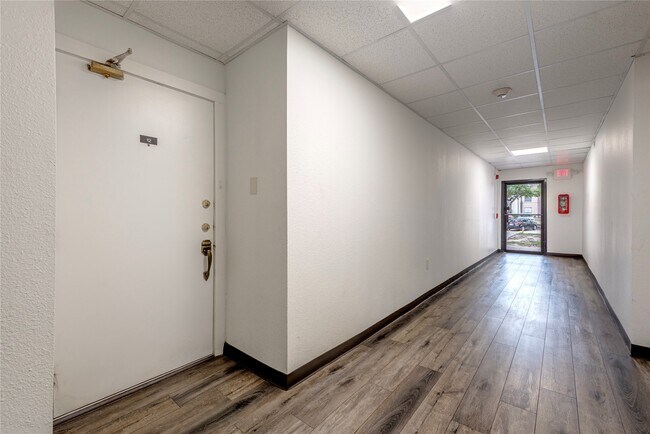 Building Photo - 3005 Walnut Bend Ln