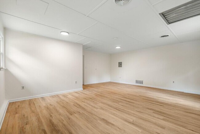 Building Photo - 301 Michael St