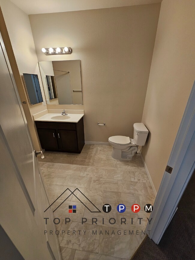 Building Photo - 2 Bedroom | 1 Bathroom Apartment in Cedar ...