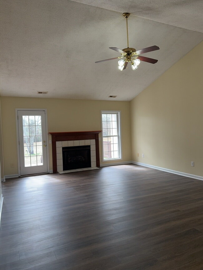 Building Photo - Three Bedroom Two and Half Full Bathroom R...