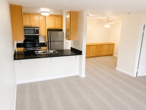 Building Photo - 1 bedroom condo in gated community near SDSU!