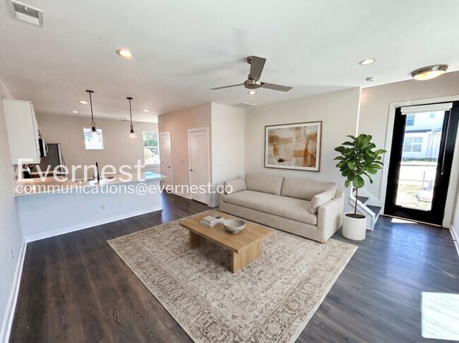 Building Photo - Limited Time Special Offer / 2 Bed/2.5 Bath Townhome with Off-Street Parking / Pet-Friendly / Ava...
