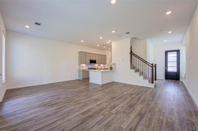Building Photo - 609 Royal Arch Dr