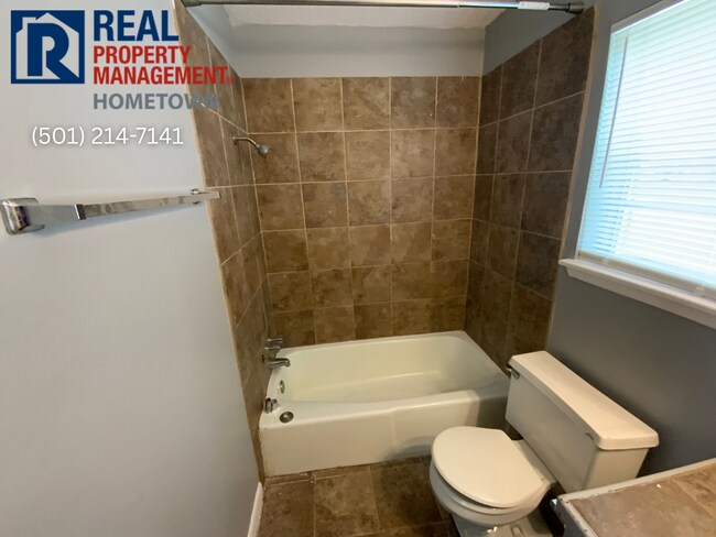 Building Photo - 4013 Wooddale Dr