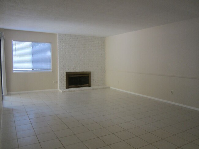 Building Photo - 2642 Laramie Rd