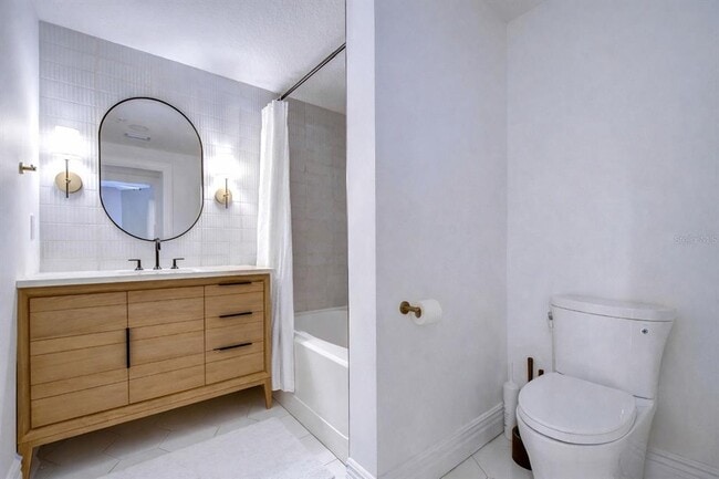 Building Photo - 2410 W Azeele St