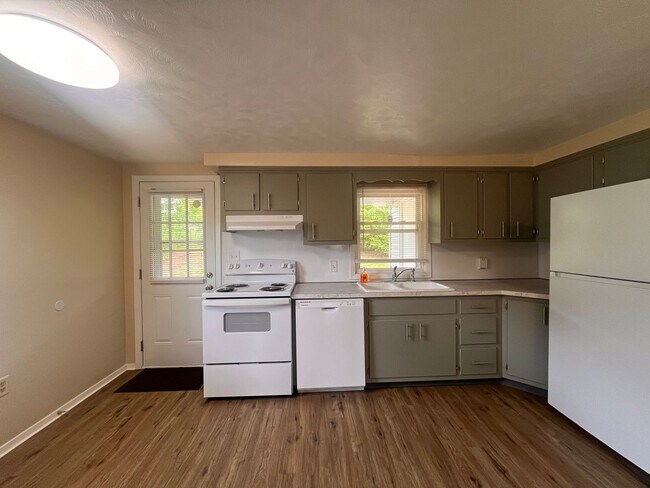Building Photo - Remodeled Townhome Blocks from Penn State!