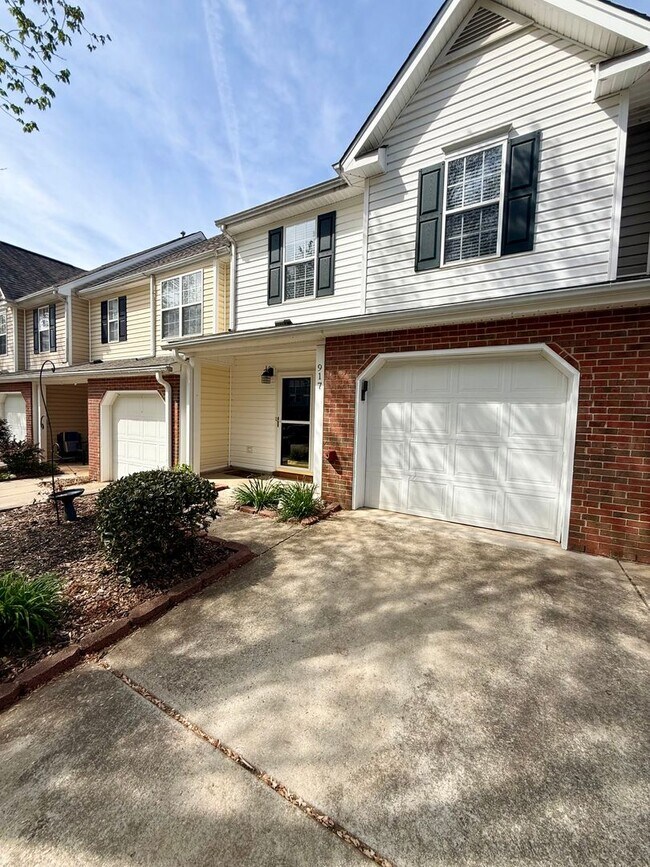 Building Photo - Beautiful 2 Bedroom, 2.5 Bath Townhome in St. Andrews at Stoney Creek – Golf Course Community, Wh...