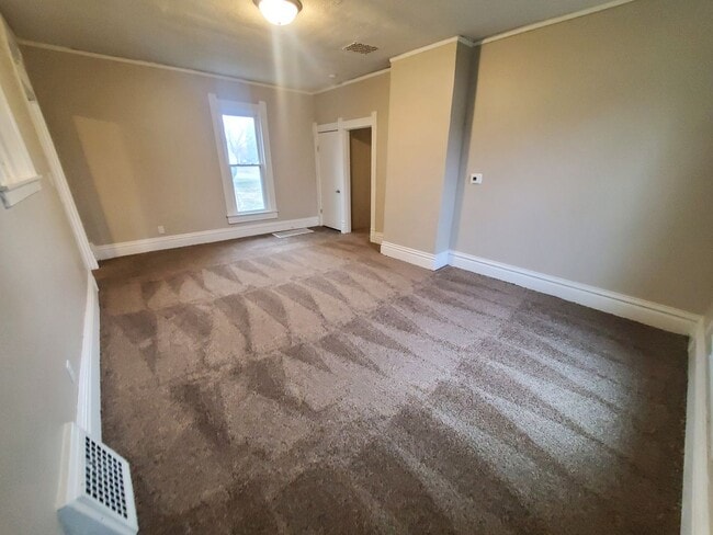 Building Photo - 4 Bedroom, 1 Bathroom home just South of Downtown!