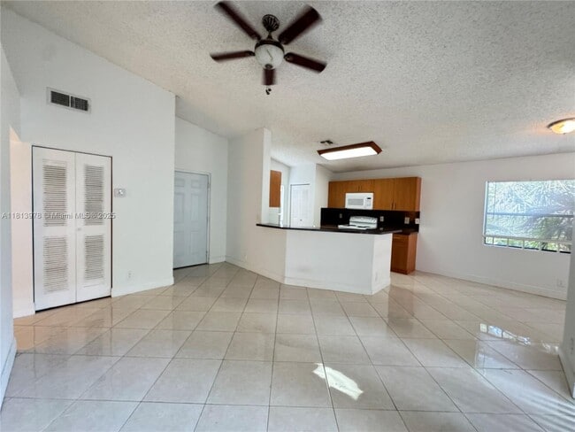 Building Photo - 9999 Summerbreeze Dr