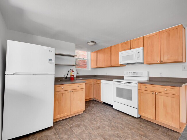 Building Photo - $1,550, 1 bed, 1 bath apartent near wash p...