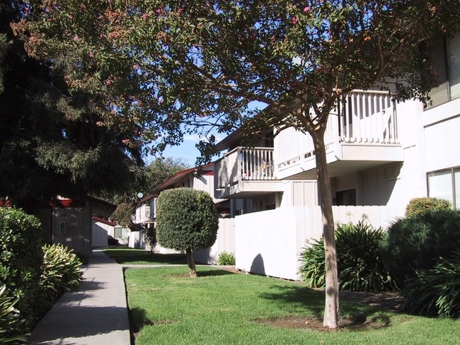Building Photo - Oak Terrace Apartments