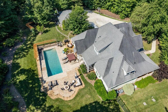 Building Photo - 246 Valley Meadow Dr