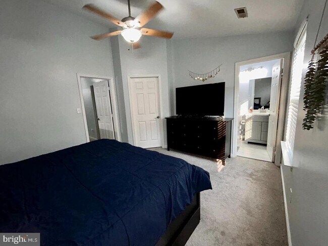Building Photo - 318 Red Haven Ct