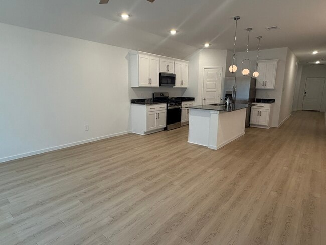 Building Photo - 523 Robin Ct